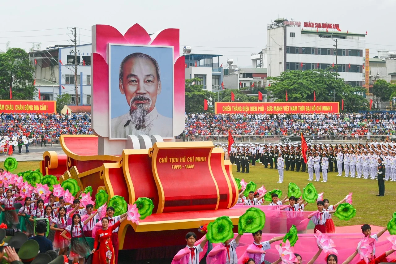 Xe rước ảnh Chủ tịch Hồ Chí Minh, vị Lãnh tụ thiên tài, người đã mở đường, chỉ lối và trực tiếp lãnh đạo cách mạng Việt Nam đi từ thắng lợi này đến thắng lợi khác, trong đó có chiến thắng Điện Biên Phủ.