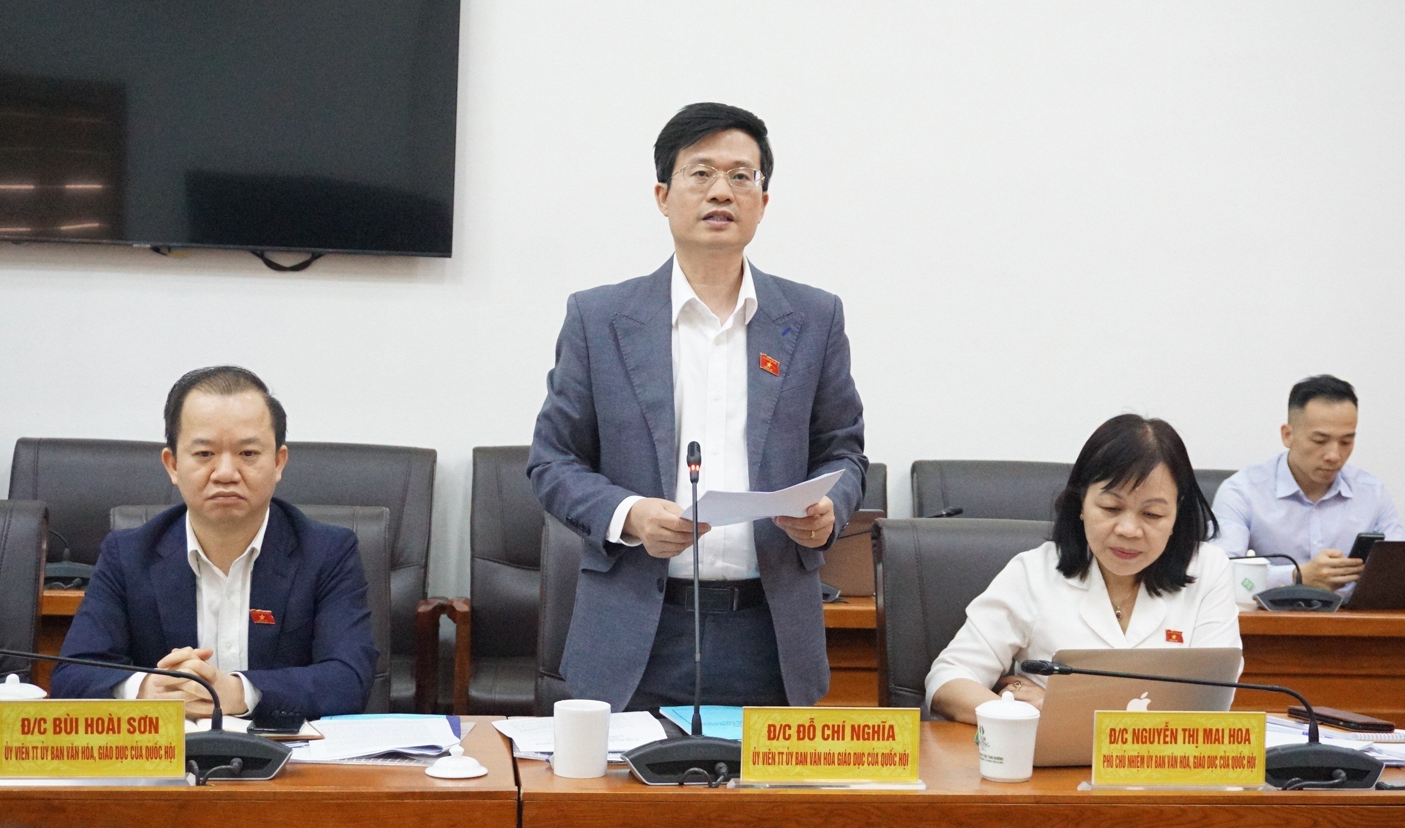 Ông Đỗ Chí Nghĩa, Ủy viên thường trực Ủy ban Văn hóa, Giáo dục của Quốc hội phát biểu tại buổi làm việc.