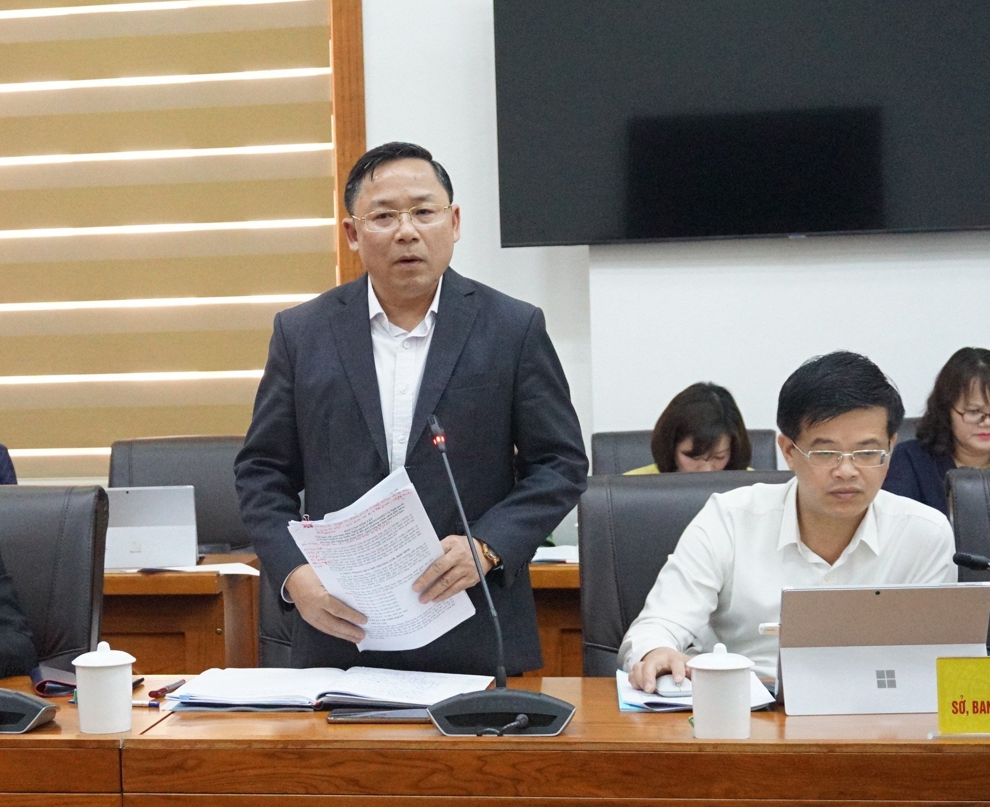 Ông Đinh Trung Tuấn - Giám đốc Sở GD&ĐT tỉnh Lai Châu thông qua Báo cáo thực hiện Nghị quyết 88 và 51.