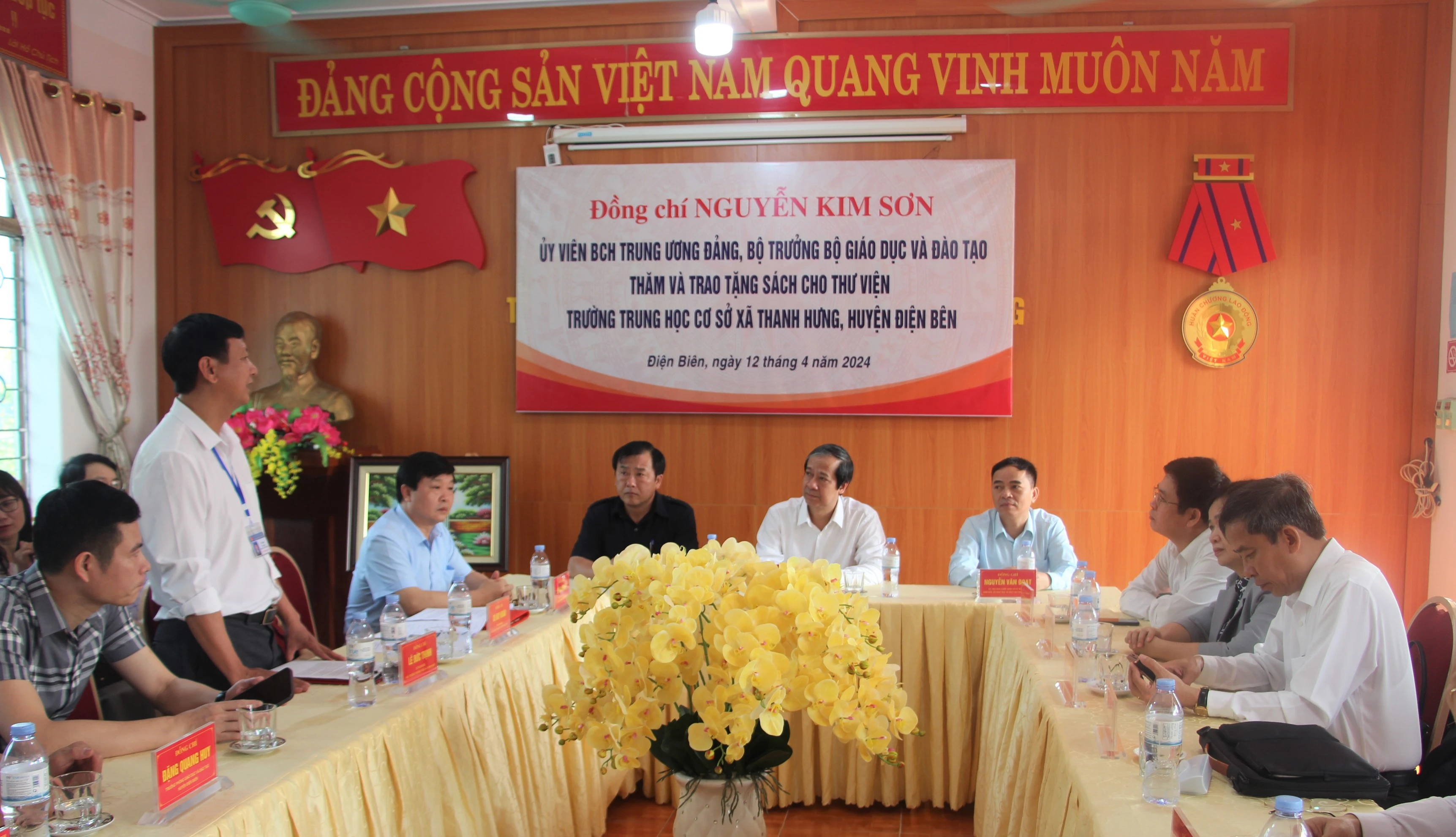 Bộ trưởng cùng đoàn công tác thăm và làm việc tại Trường THCS xã Thanh Hưng, huyện Điện Biên.