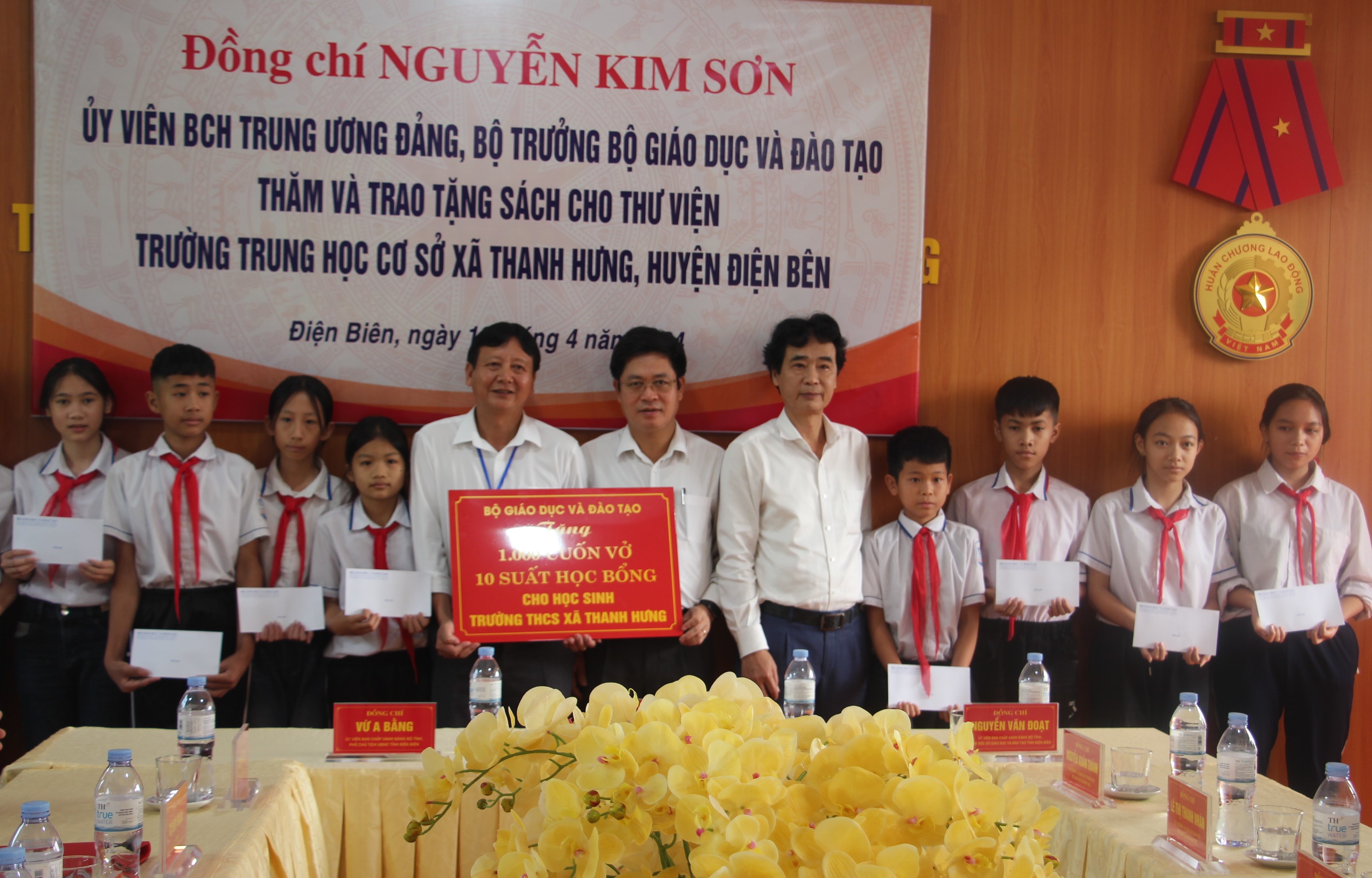 Đoàn công tác trao 10 suất học bổng cho học sinh có hoàn cảnh khó khăn.