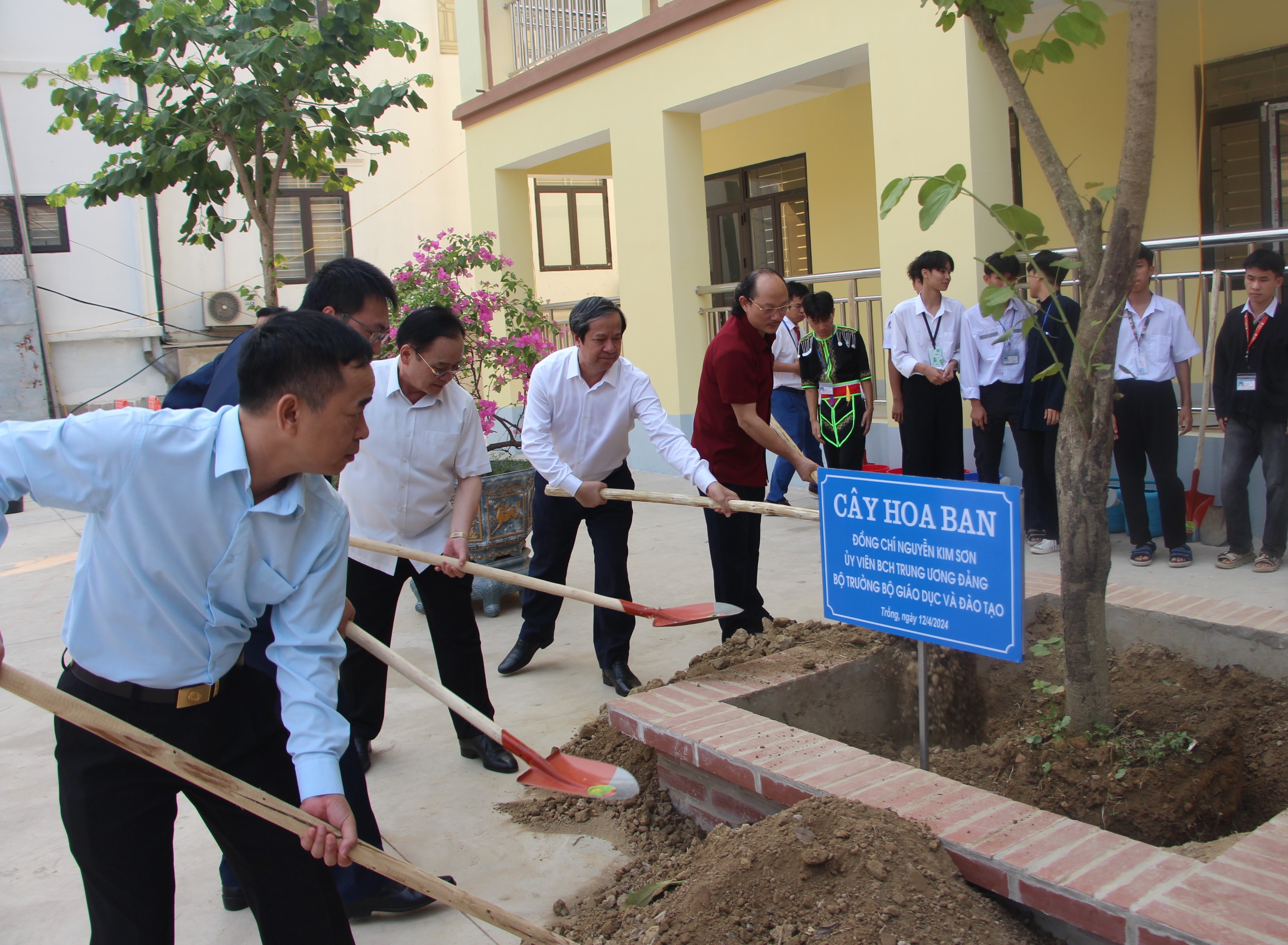 Trồng cây lưu niệm tại Trường phổ thông DTNT tỉnh Điện Biên.