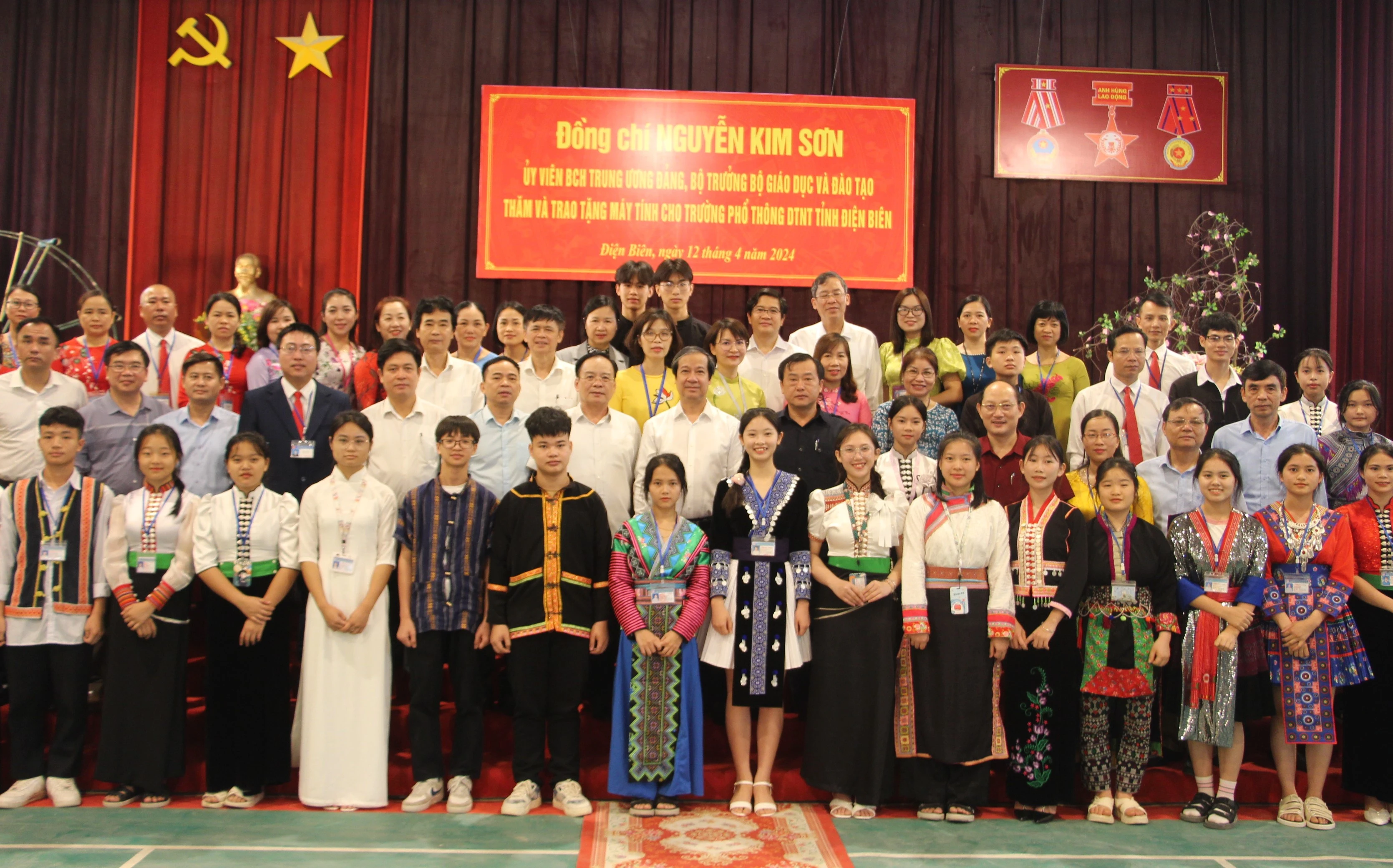 Chụp ảnh cùng thầy và trò Trường phổ thông DTNT tỉnh Điện Biên.