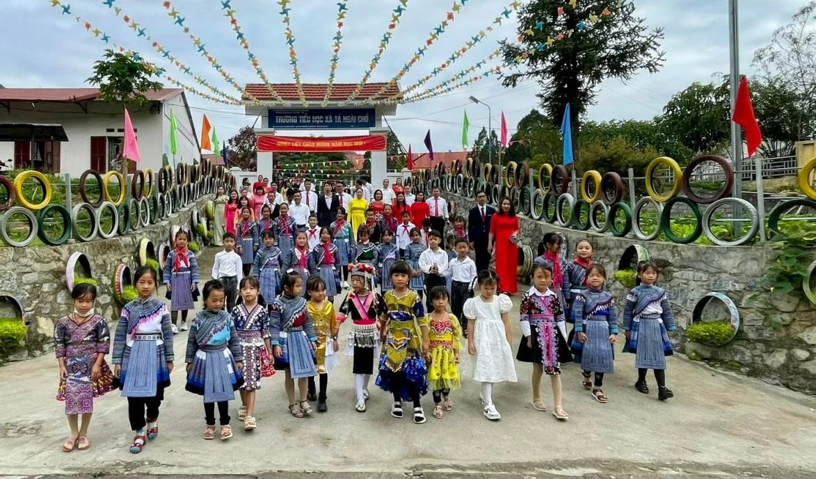 Học sinh trường THCS Tả Ngài Chồ rạng rỡ trong ngày khai giảng.