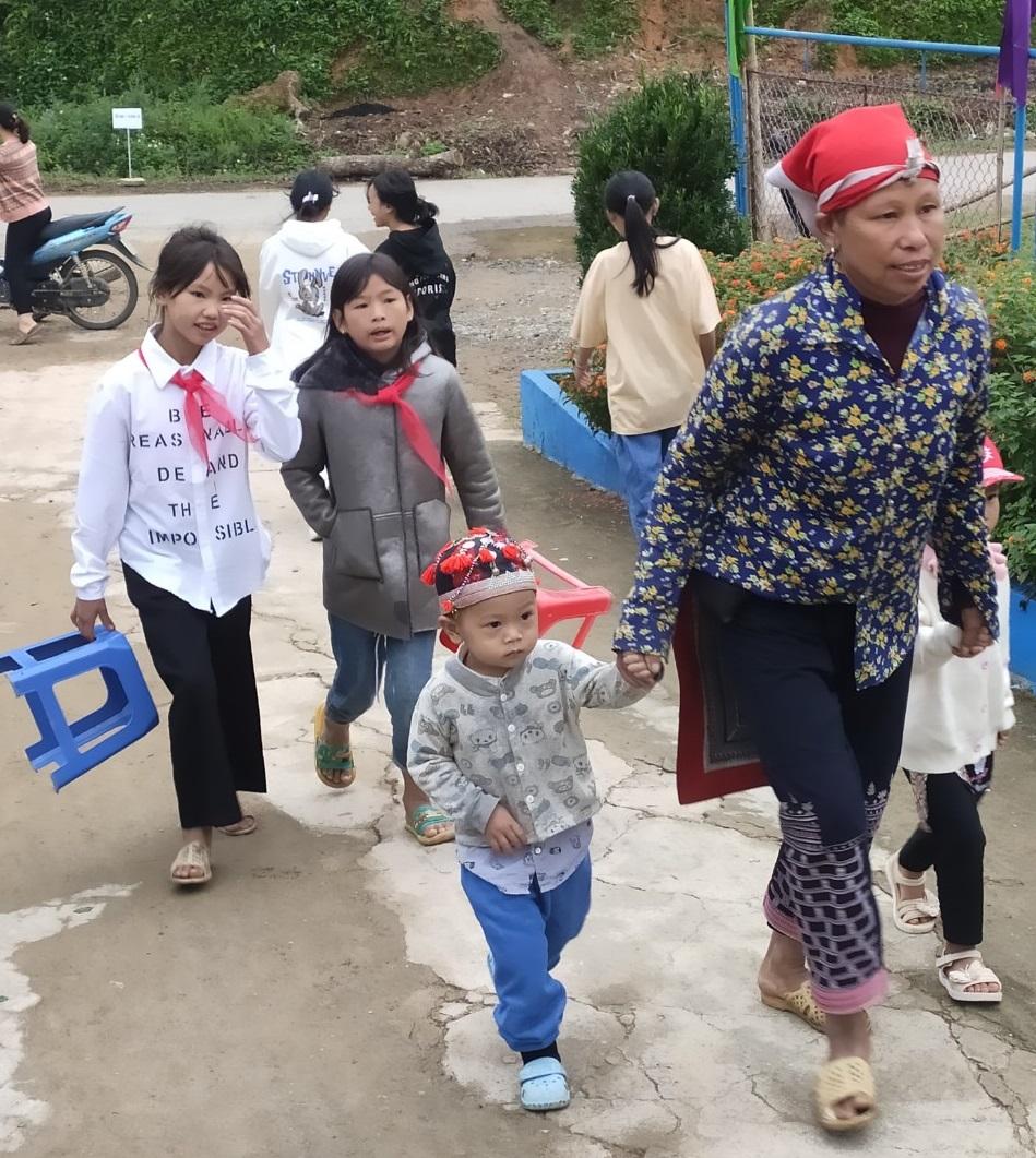Bà Vàng Tả Mẩy, thôn Bản Kim, xã Thanh Kim dẫn theo 2 con theo dự Lễ khai giảng. Bà Vàng Tả Mẩy, thôn Bản Kim, xã Thanh Kim dẫn theo 2 con theo dự Lễ khai giảng.