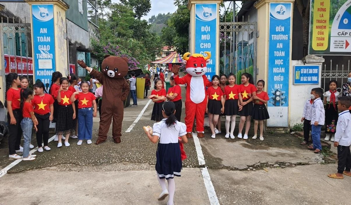 Không khí đón học sinh tại trường Tiểu học Mường Than.