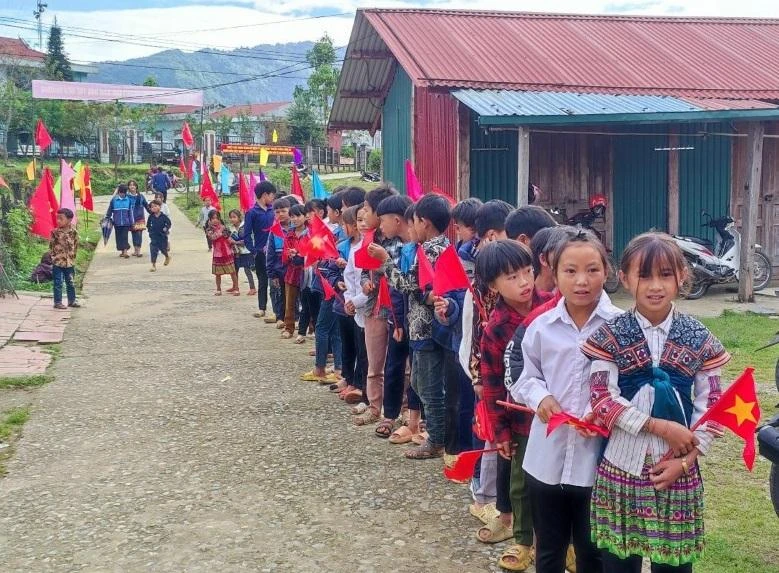 Học sinh trường phổ thông DTBT Tiểu học và THCS Tung Qua Lìn, huyện Phong Thổ trong ngày khai giảng.