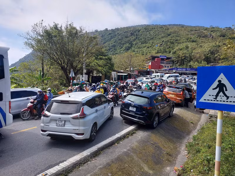 Lượng người, phương tiện qua đèo Hải Vân rất đông. cf69eeb3ad6a12344b7b.jpg
