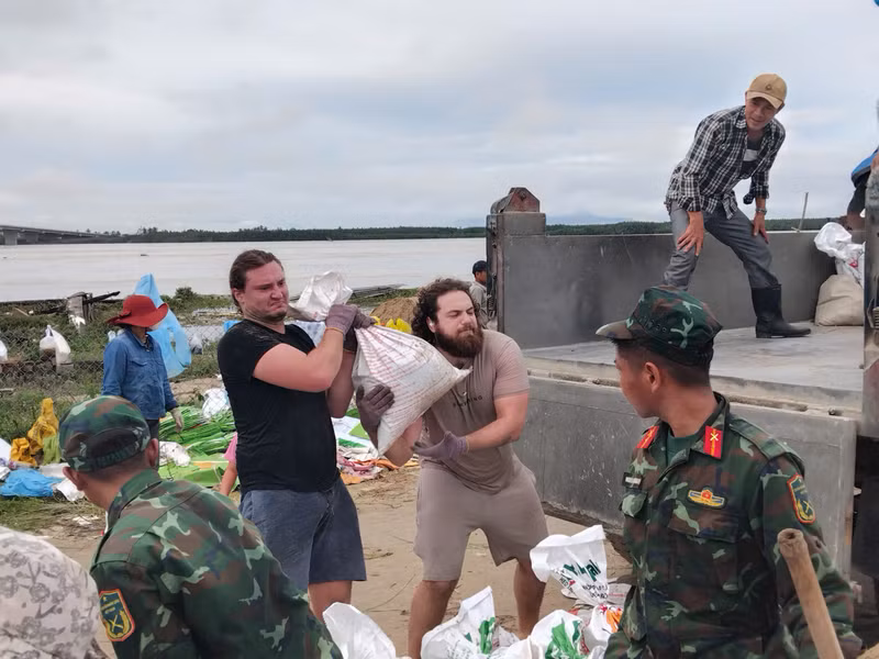 Không chỉ người dân địa phương, một số du khách nước ngoài cũng tham gia hỗ trợ vá kè. 4340862667335250038.jpg