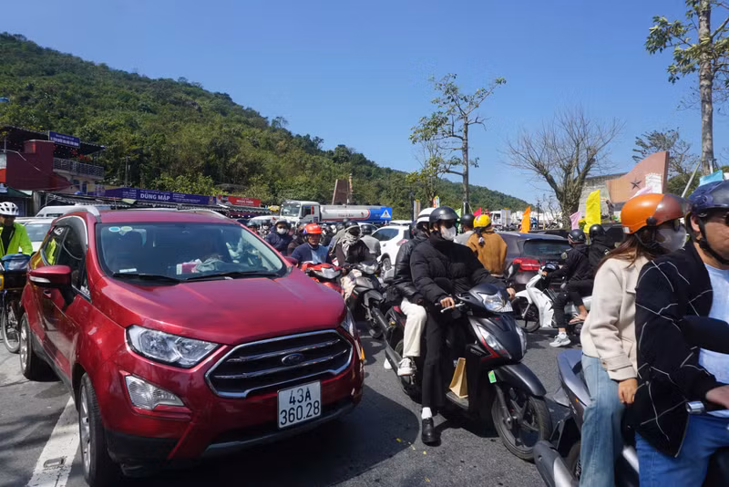 Ô tô, xe máy nhích từng chút để di chuyển qua đỉnh đèo Hải Vân. d075a82debf454aa0de5.jpg