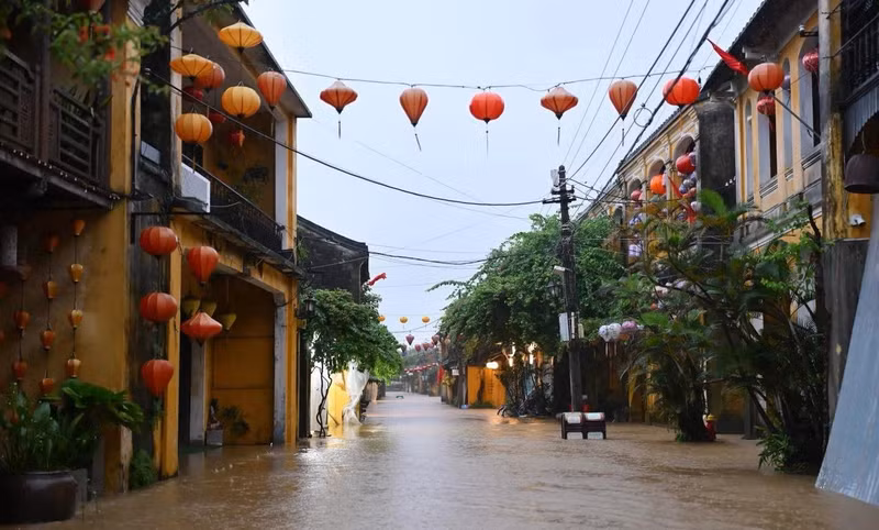 Theo thông tin từ UBND phường Hội An, mực nước lũ lúc 4h ngày 27/10, tại Hội An là 1,78m và dự báo trong 12-24h tới, lũ tại Hội An vượt mức báo động 3. anh-8.jpg
