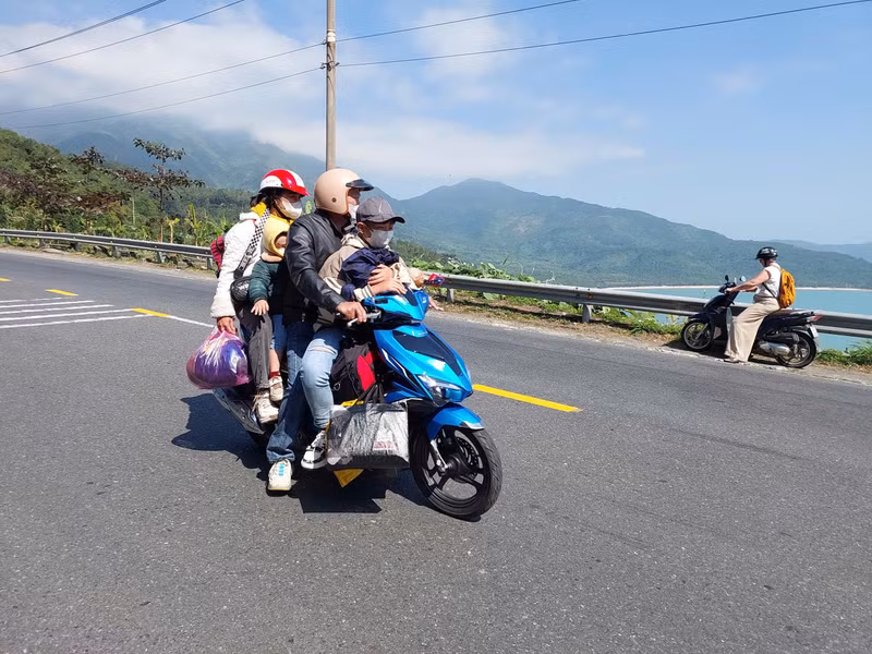 Những vali, thùng hàng lỉnh kỉnh được nhiều người chở theo khi vượt đèo f0c4b21cf1c54e9b17d4.jpg