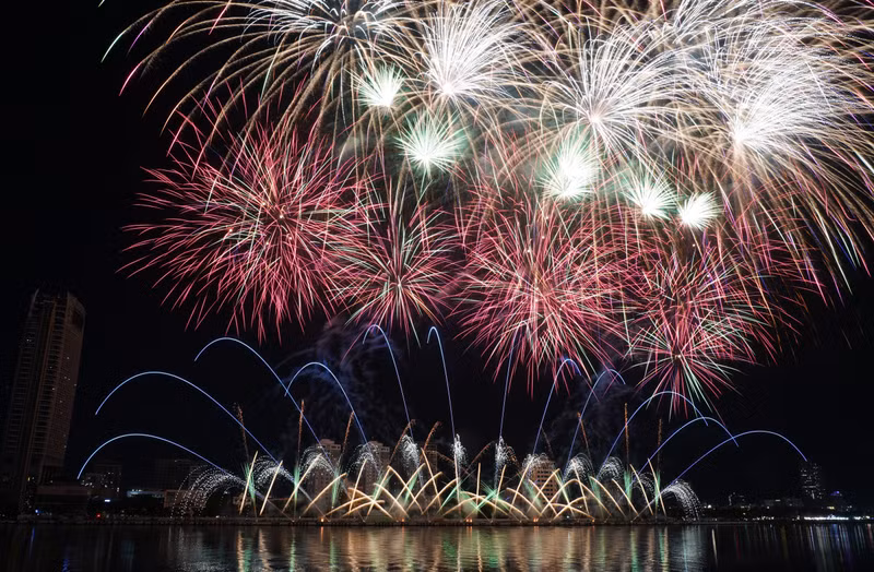 Những giai điệu sôi động như “Centuries” và “Fireworks” hòa quyện cùng các hiệu ứng pháo hoa quét ngang. viet-nam-8.jpg