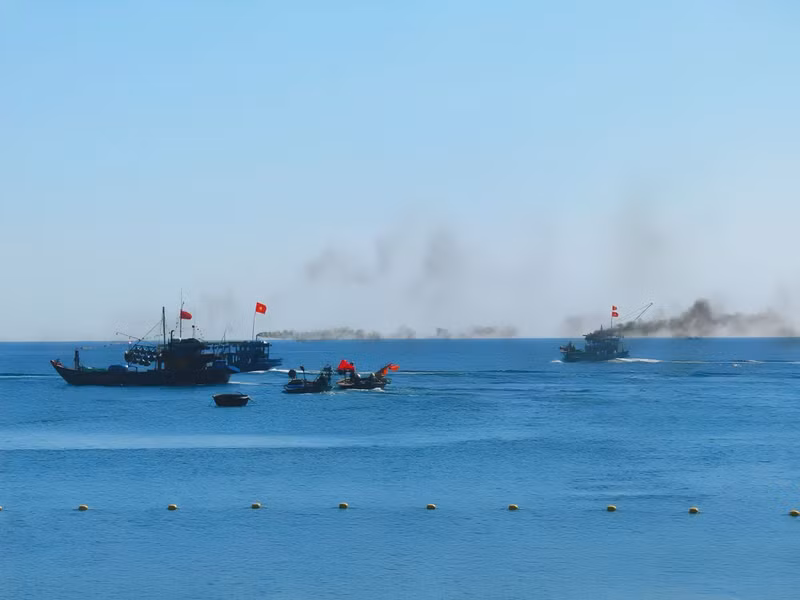 Đặc biệt, không khí bùng nổ khi tiếng trống lệnh vang lên cho các tàu cá vươn khơi mở đầu vụ cá Nam 2026. Đoàn tàu ngư dân xã Điện Nam Đông rẽ sóng ra khơi trong lễ phát động. doan-tau-ngu-dan-xa-dien-nam-dong-re-song-ra-khoi-trong-le-phat-dong-vu-ca-nam-2026-1.jpg