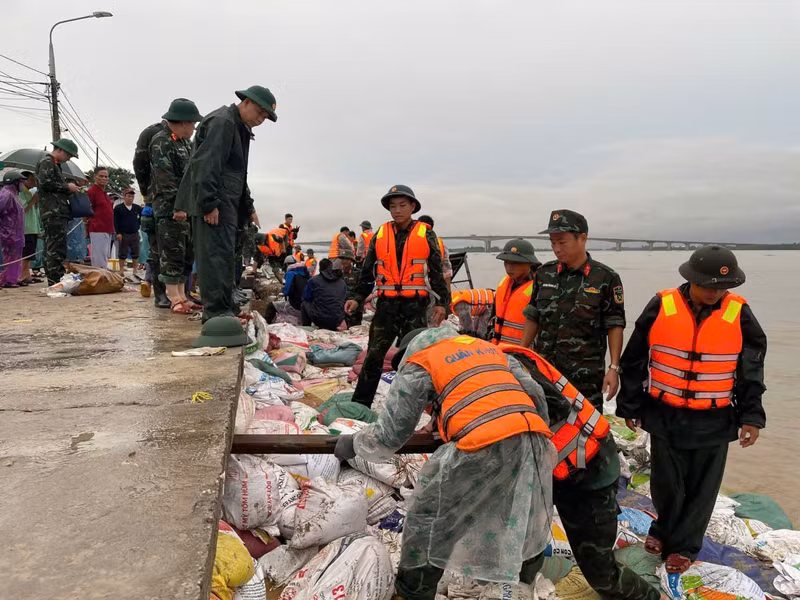 ... cùng chính quyền và lực lượng tại chỗ khẩn trương huy động nhân lực, vật tư, phương tiện, gia cố các đoạn kè bị sạt lở, quyết tâm không để vỡ bờ kè An Lương, đảm bảo an toàn tính mạng và tài sản của Nhân dân. 838789046276043650.jpg