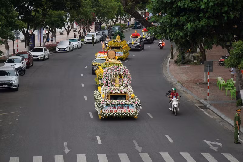 Đoàn rước xá lợi Đức Phật di chuyển trên đường Bạch Đằng sau đó về đường Trần Phú, Ngô Quyền rồi về đường Sư Vạn Hạnh để đến chùa Quán Thế Âm - Ngũ Hành Sơn. aeb3e1c2969022ce7b8169.jpg