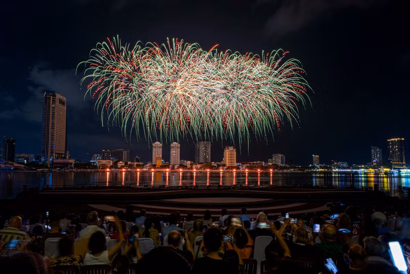 Những bản giao hưởng sử thi như Prophecy, The power of love, cho đến những bản tình ca Dark side story, Epilogue, hòa quyện với hiệu ứng pháo hoa độc đáo. may00579.jpg