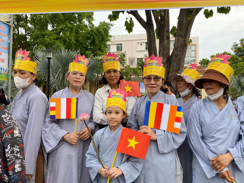 Nhiều tăng ni, phật tử cầm cờ Tổ quốc và cờ phật giáo đón chờ đoàn rước xá lợi. 807def035450e00eb94129.jpg