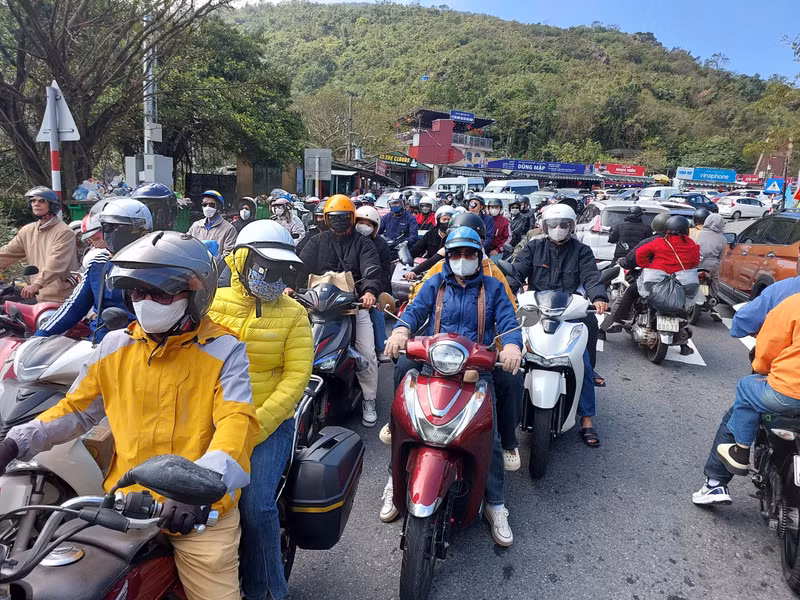 Kẹt xe kéo dài hơn 1km. 8d3a76e035398a67d328.jpg