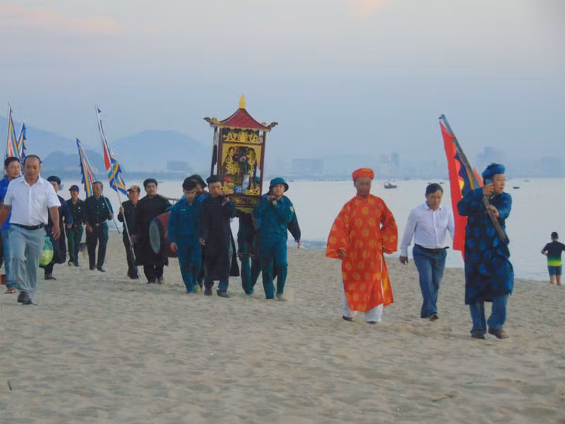 Lễ hội mang theo khát vọng mưa thuận gió hòa và mùa biển bội thu của ngư dân địa phương. Trong ảnh là nghi thức rước lễ mở đầu cho lễ hội Cầu ngư của ngư dân miền biển. nghi-thuc-ruoc-le-mo-dau-cho-le-hoi-cau-ngu-cua-ngu-dan-mien-bien-1.jpg