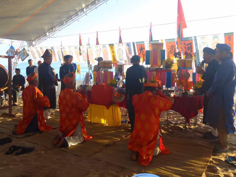 Nghi thức tế lễ cổ truyền được thực hiện trang nghiêm trong khuôn khổ lễ hội Cầu ngư. nghi-thuc-te-le-co-truyen-duoc-thuc-hien-trang-nghiem-trong-khuon-kho-le-hoi-cau-ngu-1.jpg