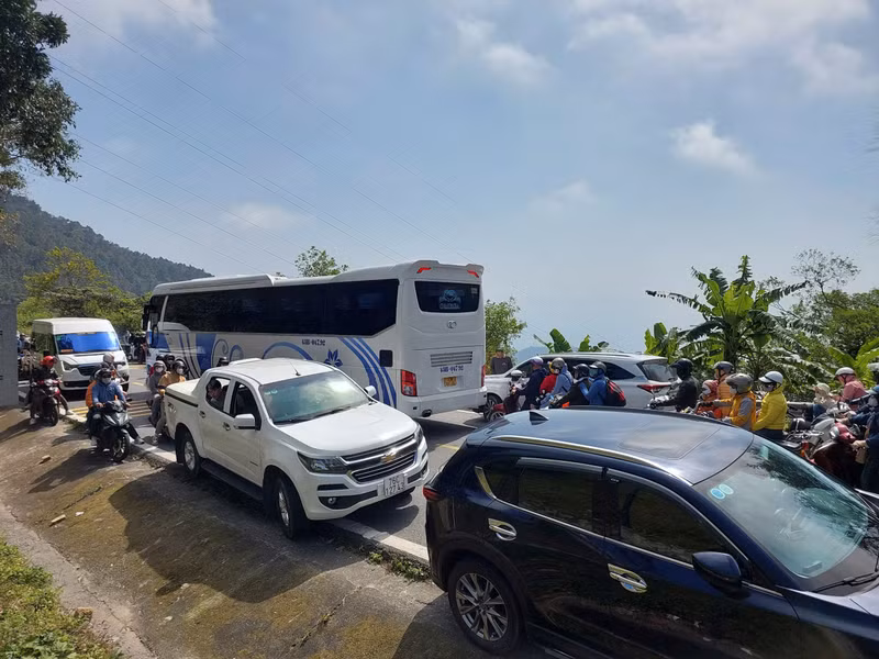 Trưa cùng ngày, khu vực đỉnh đèo Hải Vân kẹt cứng phương tiện. 14ca541217cba895f1da.jpg