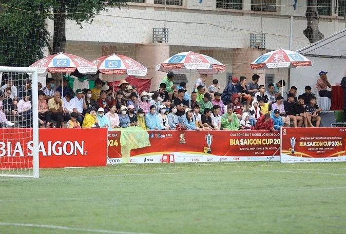 Dù trời mưa, nhưng khán giả Tây Nguyên vẫn đến sân cổ vũ cho đội bóng mình yêu thích. (Ảnh: TT)