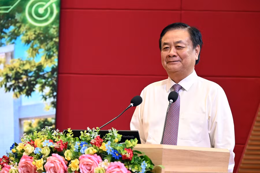 Ông Lê Minh Hoan, nguyên Phó Chủ tịch Quốc hội, nguyên Bộ trưởng Bộ NN&PTNT trình bày tham luận tại Tọa đàm.