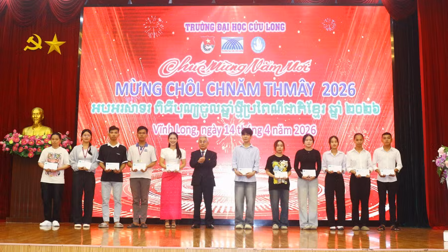 Nhà giáo ưu tú, PGS.TS Lương Minh Cừ - Bí thư Đảng ủy, Hiệu trưởng Trường ĐH Cửu Long khen thưởng SV dân tộc Khmer.