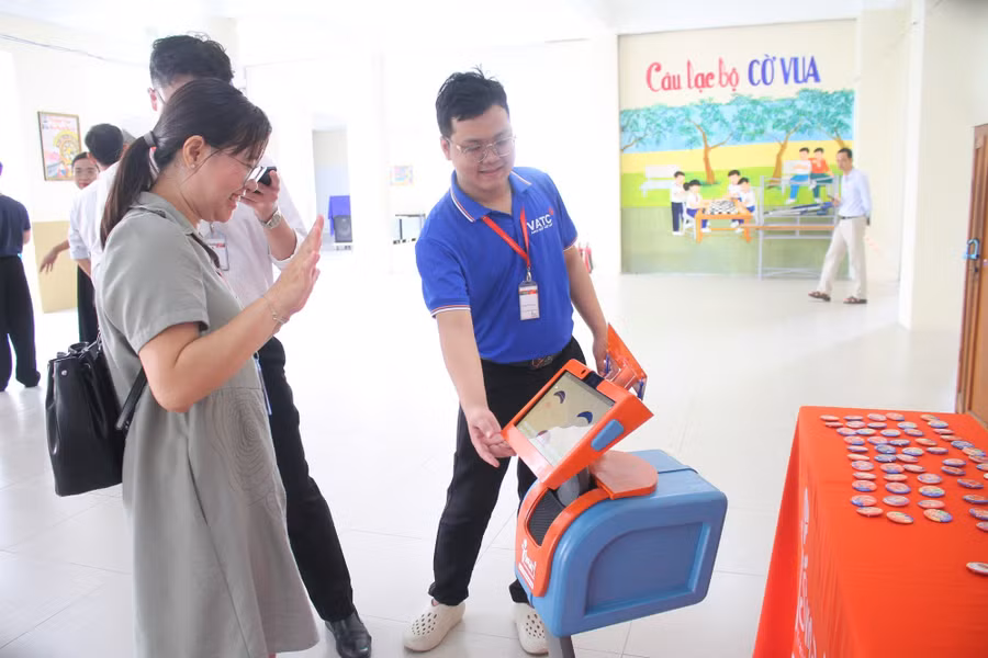 Cán bộ, giáo viên trải nghiệm tại Ngày hội.