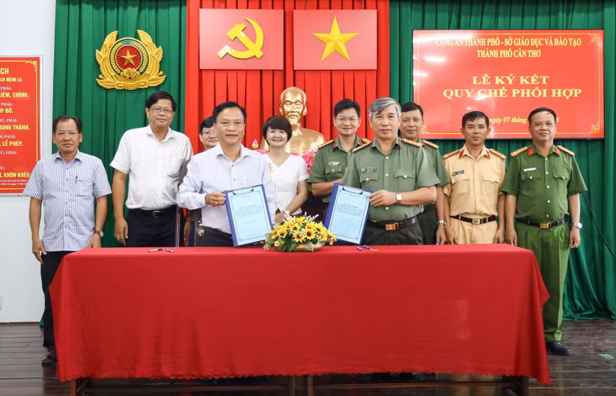 Lãnh đạo Sở GD&ĐT TP Cần Thơ và Công an TP Cần Thơ ký kết Quy chế phối hợp.