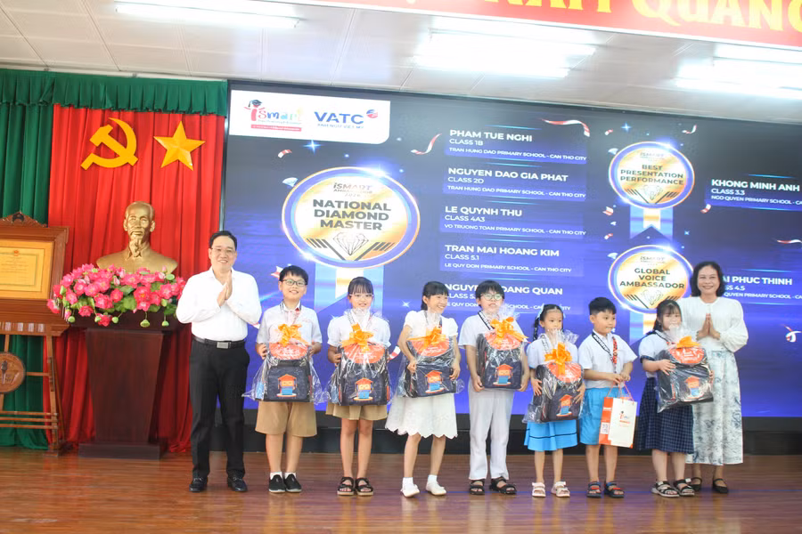 can-tho-vinh-danh-hoc-sinh-tieng-anh-6.jpg