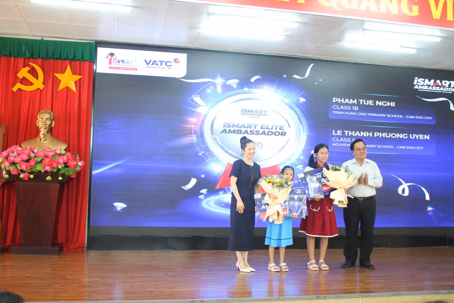 can-tho-vinh-danh-hoc-sinh-tieng-anh-4.jpg
