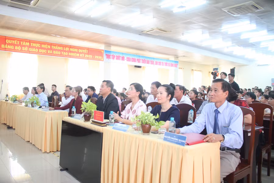can-tho-vinh-danh-hoc-sinh-tieng-anh-2.jpg