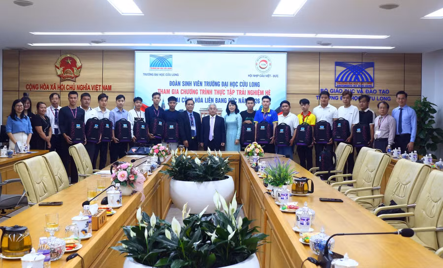 Lãnh đạo Trường ĐH Cửu Long trao quà và tiền mặt hỗ trợ SV đi thực tập ngắn hạn tại Cộng hòa Liên bang Đức.