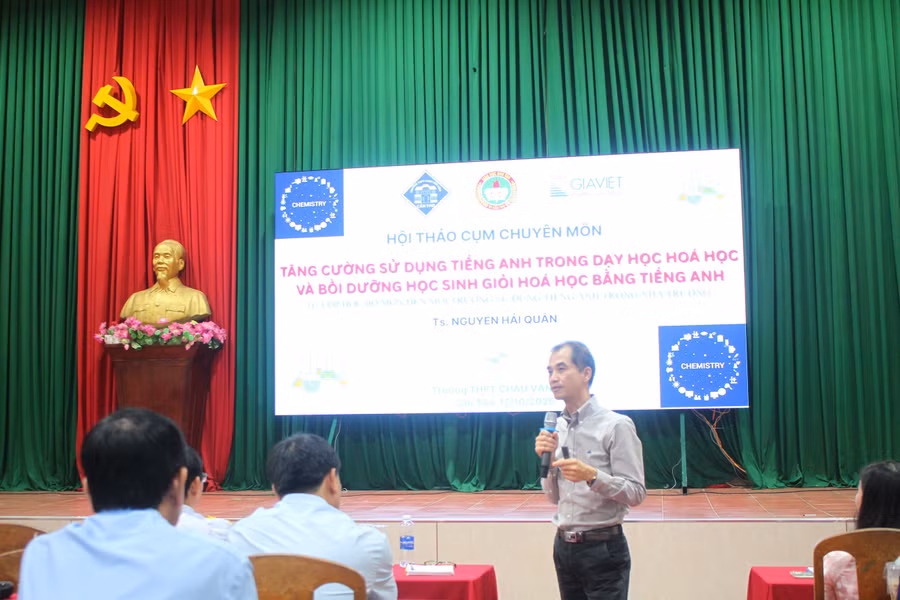 Báo cáo viên chia sẻ tại Hội thảo. can-tho-hoa-hoc-9.jpg
