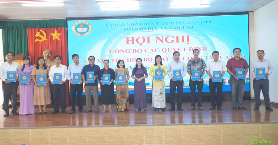 Bà Trần Thị Huyền, Giám đốc Sở GD&ĐT TP Cần Thơ trao quyết định về công tác cán bộ.