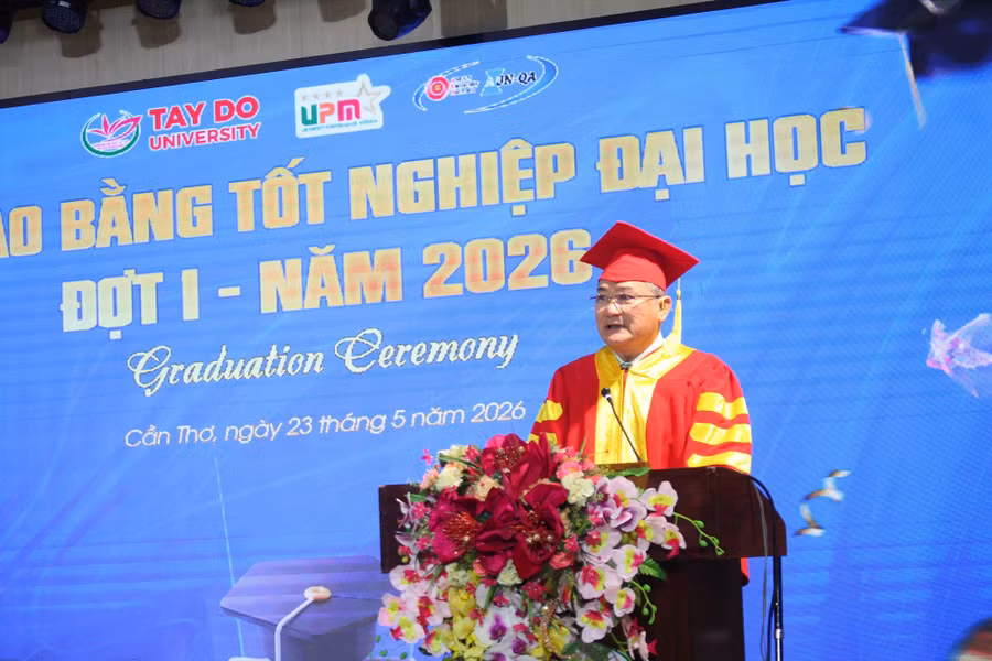 dhtd-trao-bang-1.jpg