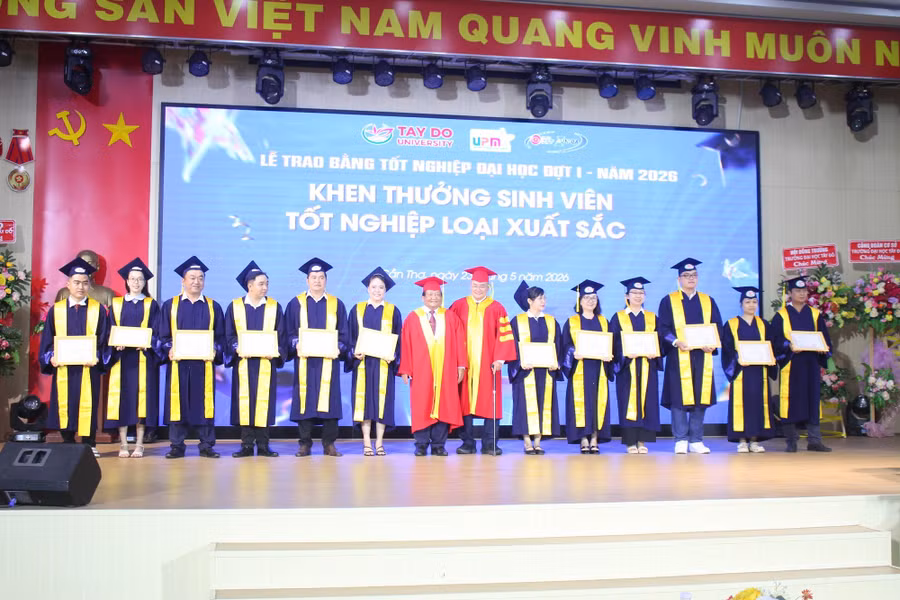 dhtd-trao-bang-3.jpg