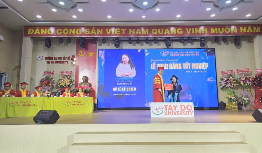 Thầy thuốc ưu tú, GS.TS Trần Công Luận, Hiệu trưởng Trường ĐH Tây Đô trao bằng tốt nghiệp cho tân khoa.