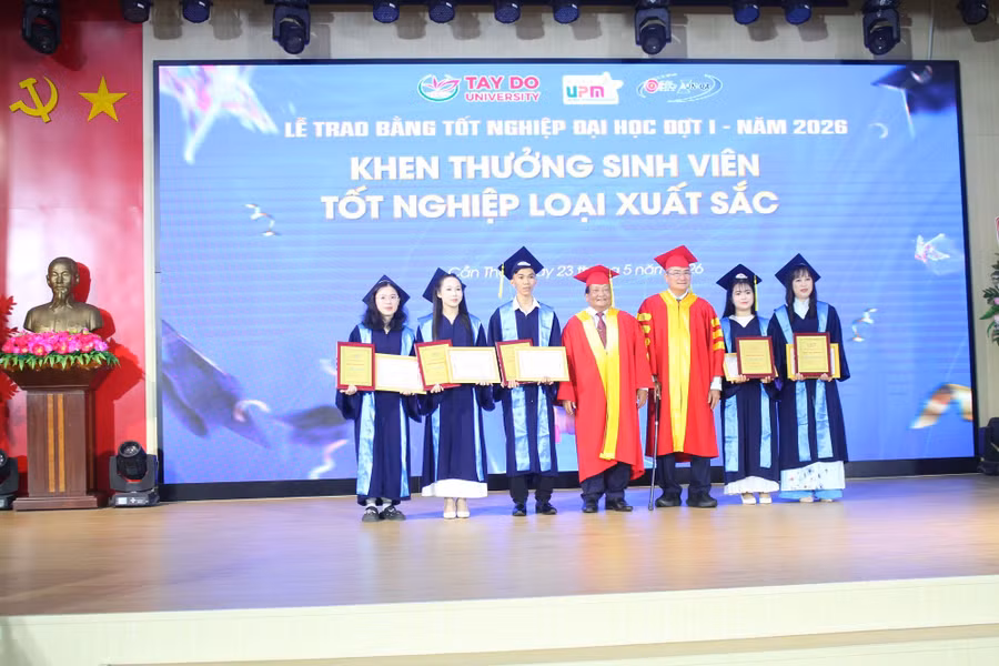 dhtd-trao-bang-2.jpg