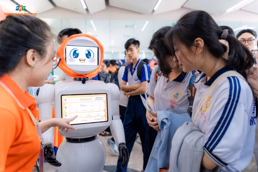 Các em học sinh trải nghiệm tại Ngày hội trải nghiệm FPTU Big Open Day.