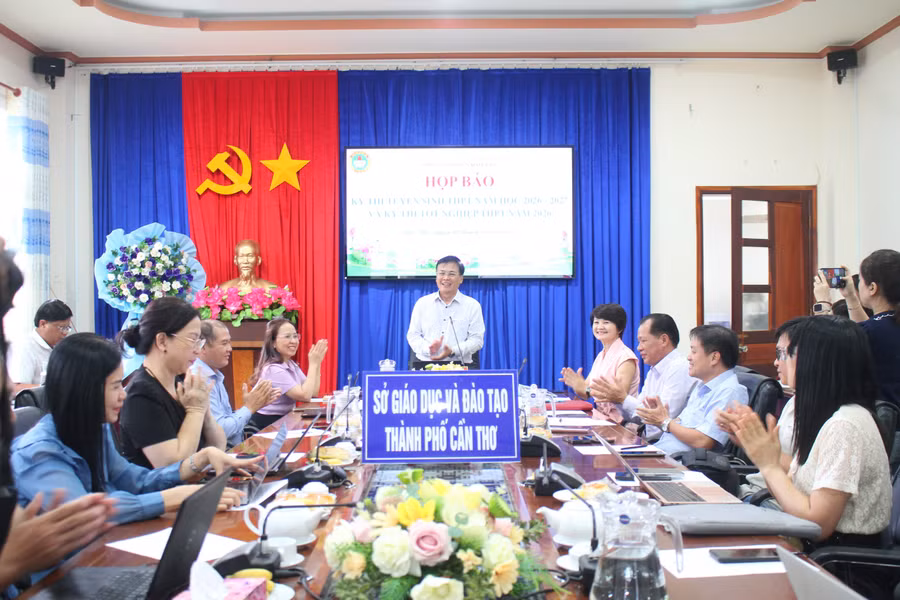 Quang cảnh cuộc họp.