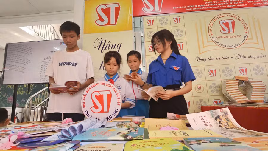Học sinh tham gia Hội sách chào hè.