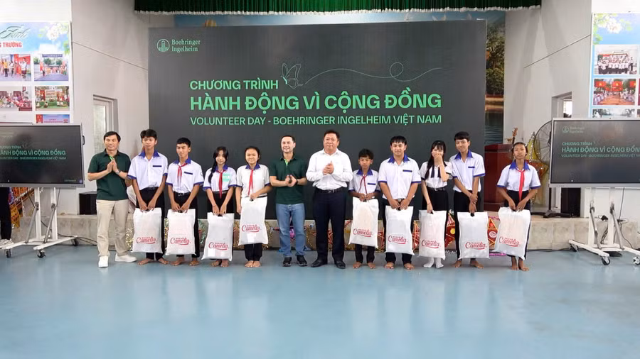 Trao tặng những phần quà cho HS có hoàn cảnh khó khăn, tiếp thêm động lực để các em vững bước trên con đường tri thức.