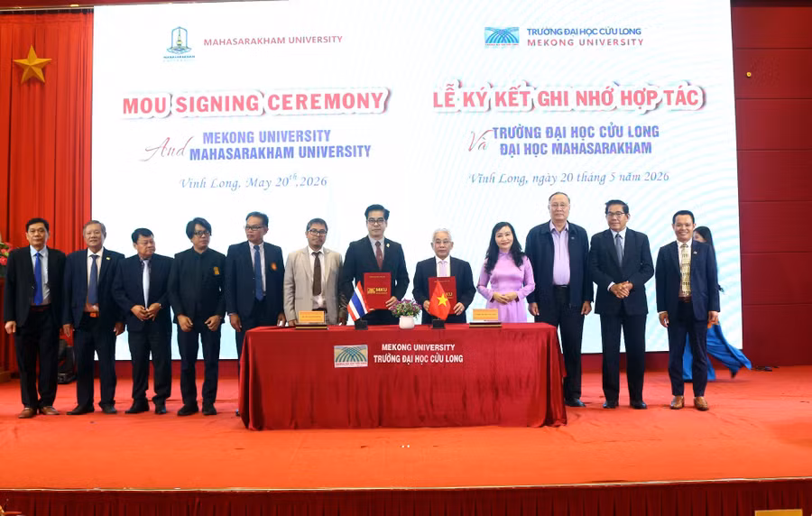 Lãnh đạo hai đơn vị thực hiện nghi thức ký Bản ghi nhớ hợp tác.