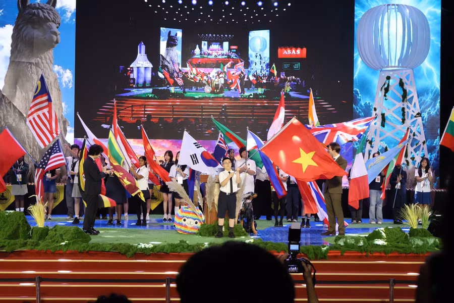 Sự kiện Cultural Fair hay Scholar’s Ball, tự tin giới thiệu hình ảnh đất nước, con người Việt Nam đến bạn bè 5 châu trong khuôn khổ cuộc thi. anh-4.jpg