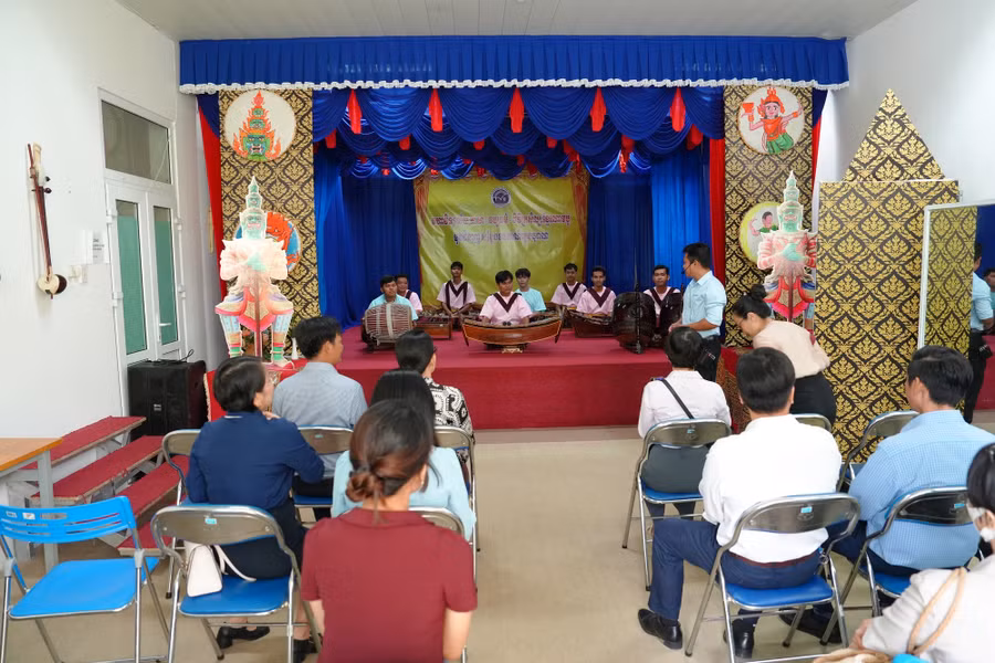 Giới thiệu các giá trị văn hóa Khmer Nam Bộ, tham quan không gian trưng bày và thưởng thức biểu diễn nhạc cụ truyền thống. dh-tra-vinh-diem-du-lich-4.jpg