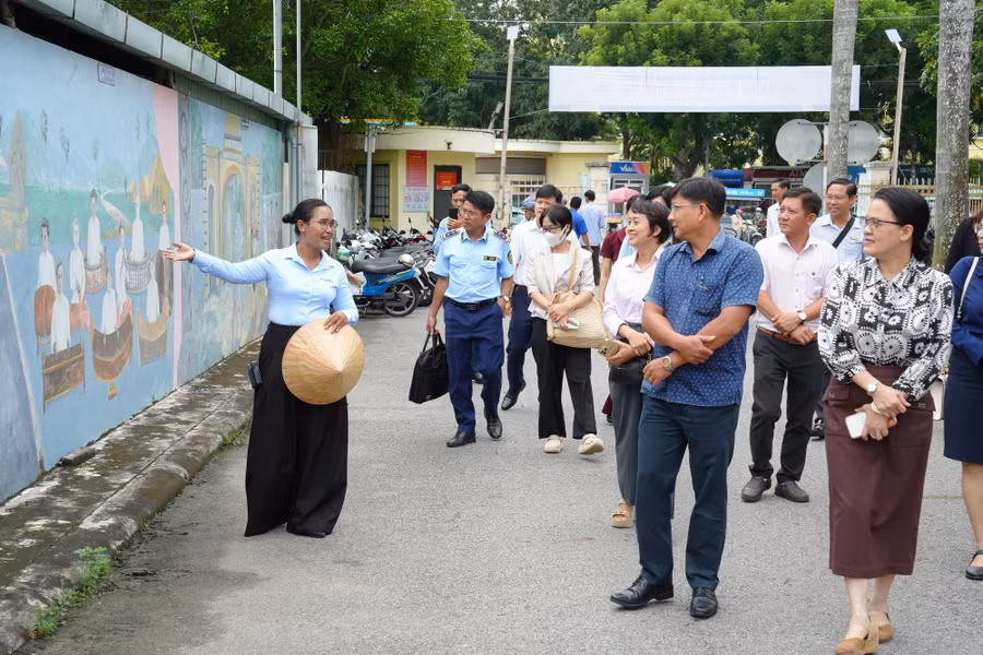 Định hướng phát triển TVU là “Đại học xanh” không chỉ là nơi truyền thụ kiến thức mà còn là một không gian văn hóa đặc trưng, du lịch mang ý nghĩa giáo dục sâu sắc. dh-tra-vinh-diem-du-lich-2.jpg