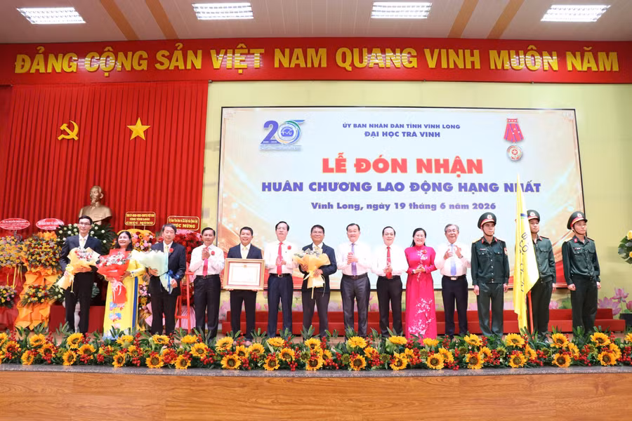 Lãnh đạo Đại học Trà Vinh đón nhận Huân chương Lao động hạng Nhất vào tháng 6/2026.